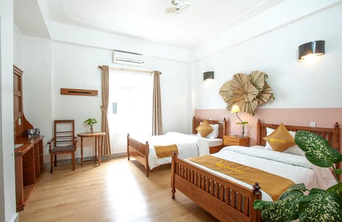Phong Nha Bed & Breakfast | Discover Falcon Hotel & Bar: Family-Friendly Getaway