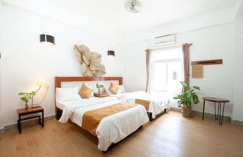 Phong Nha Bed & Breakfast | Discover Falcon Hotel & Bar: Family-Friendly Getaway