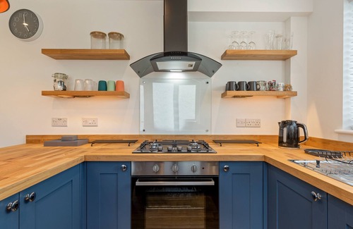 Pembroke Dock Cottage | Falcon House: Ideal Three Bedroom Cottage for Family Stays