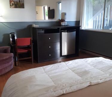 North Cowichan Hotel | Budget-Friendly Stay at Falcon Nest Motel with Pool Access