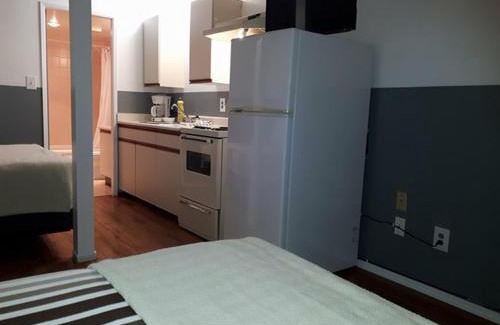 North Cowichan Hotel | Budget-Friendly Stay at Falcon Nest Motel with Pool Access