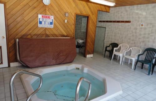 Okanagan-Similkameen Hotel | Relax at Falcon Resort with Pool and Oceanfront Views