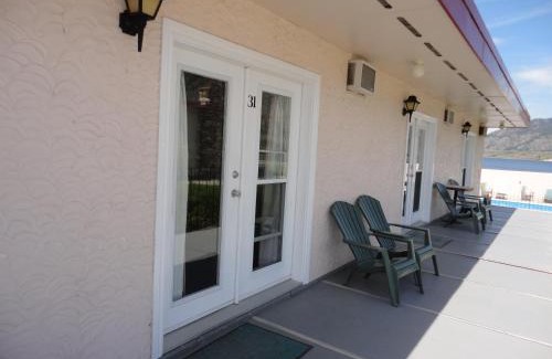 Okanagan-Similkameen Hotel | Relax at Falcon Resort with Pool and Oceanfront Views