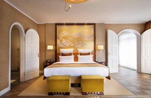 Koenigstein im Taunus Hotel | Elegant Falkenstein Grand: Spa, Pool & Family-Friendly Stay