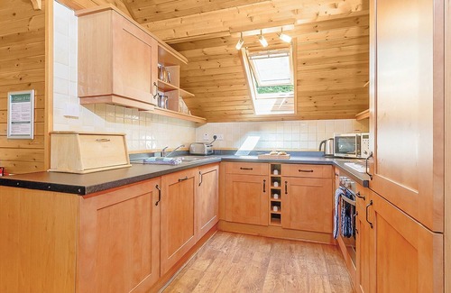 Tilford Ski Chalet | Elegant Lodge with Sauna and King Size Four Poster Bed