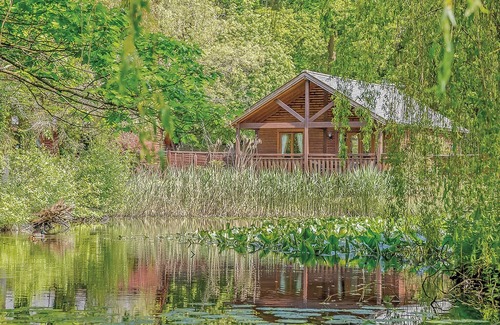 Tilford Ski Chalet | Elegant Lodge with Sauna and King Size Four Poster Bed