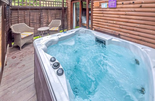 Tilford Ski Chalet | Elegant Lodge with Sauna and King Size Four Poster Bed
