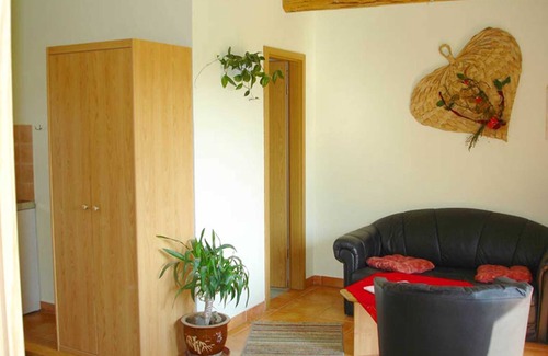 Groeichsen Apartment | Cozy Falks Apartment - Your Perfect Getaway at Forellenhof