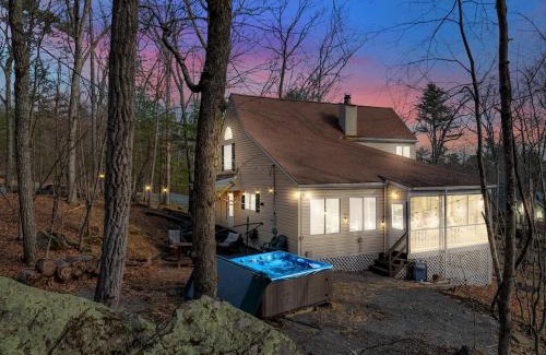 Lackawaxen Ski Chalet | Fall and Winter Forest Retreat Private Spa, Sauna & Ski