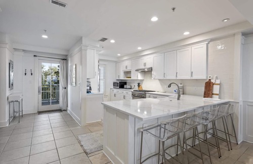 Gulf District Condo | Beachside #17: Gulf Views, Balcony & 4 Bikes Await You!