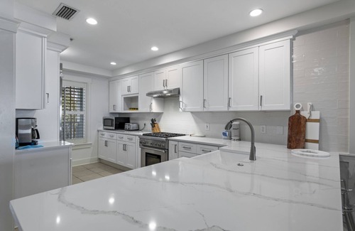 Gulf District Condo | Beachside #17: Gulf Views, Balcony & 4 Bikes Await You!
