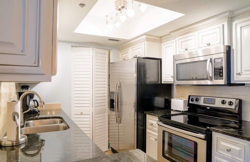 Saint Simons Island Condo | Summer Beach Getaway: Guest Rated 9.8 with Ocean Views