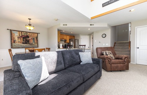 The Galena Territory Villa | Relaxing Tee Time Getaway: King Bed, Fireplace & Pools
