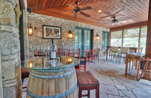 Buda House | Guest Rated 10/10: Fall Creek Vineyards Chardonnay Room