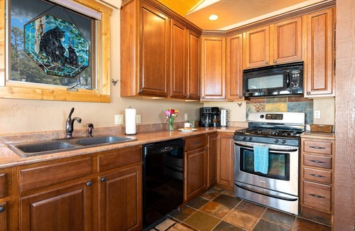 Pagosa Springs Apartment | Inviting Mountain Retreat Near Downtown with Spa & Deck