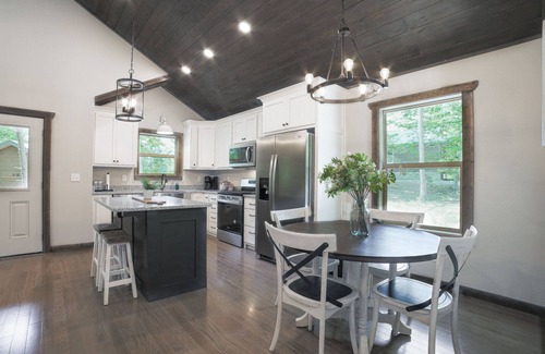 Murphy Cabin | Cozy Mountain Cabin with Hot Tub near Blue Ridge, GA
