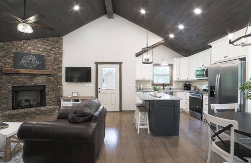 Murphy Cabin | Cozy Mountain Cabin with Hot Tub near Blue Ridge, GA