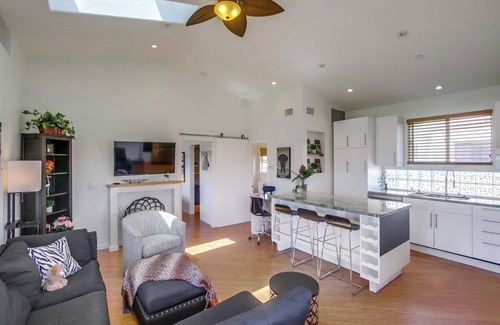 Bay Park Cottage | Experience Safari Bay Hideaway: Oceanfront Retreat with Hot Tub