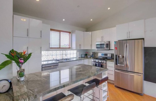 Bay Park Cottage | Experience Safari Bay Hideaway: Oceanfront Retreat with Hot Tub
