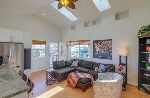 Bay Park Cottage | Experience Safari Bay Hideaway: Oceanfront Retreat with Hot Tub