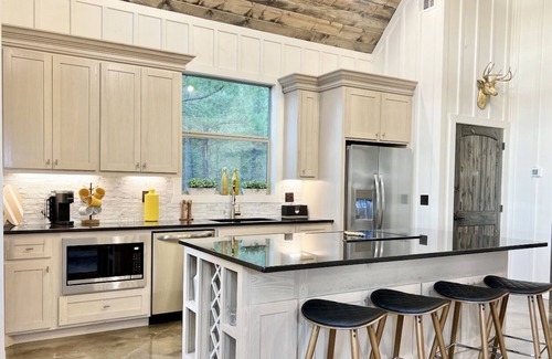 Pickens Cabin | Modern Cabin Retreat with Hot Tub & Balcony in Broken Bow