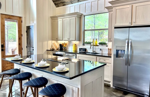 Pickens Cabin | Modern Cabin Retreat with Hot Tub & Balcony in Broken Bow