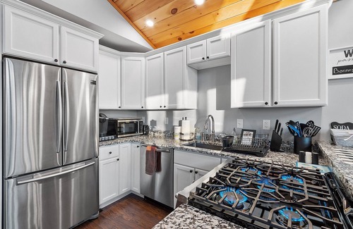 Hartford House | Cozy 2-Bedroom Retreat with Lake View & Private Yard