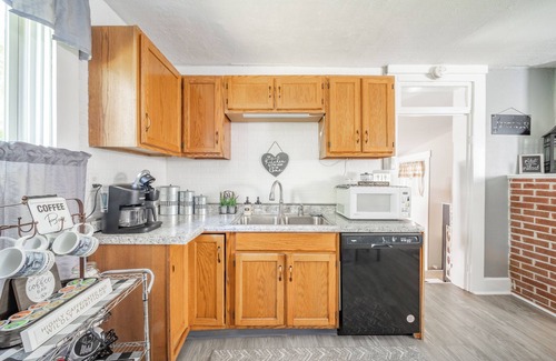 Maxwell Other | Relax at Fall Creek Farmhouse: Breathtaking Sunrises Awaits