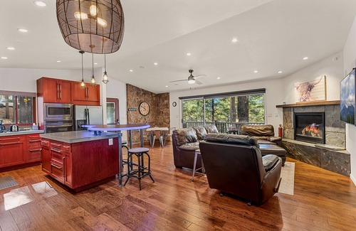 Kachina Village House | Cozy 2BR Getaway at Dreamy Pines with Family Amenities