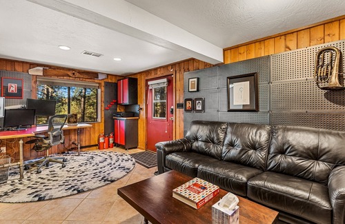 Kachina Village House | Cozy 2BR Getaway at Dreamy Pines with Family Amenities