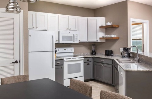 Oatmeal Condo | Unwind at Marble Falls: Cozy Condo with Pool & Hot Tub
