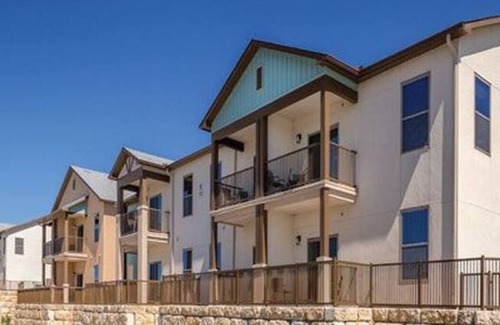 Oatmeal Condo | Unwind at Marble Falls: Cozy Condo with Pool & Hot Tub