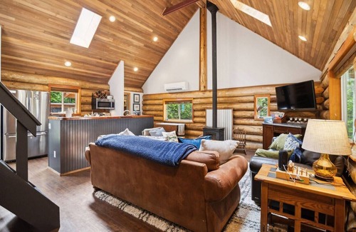 Hoodsport Cabin | Private 10-Acre Retreat with Hot Tub & Lake Access Awaits