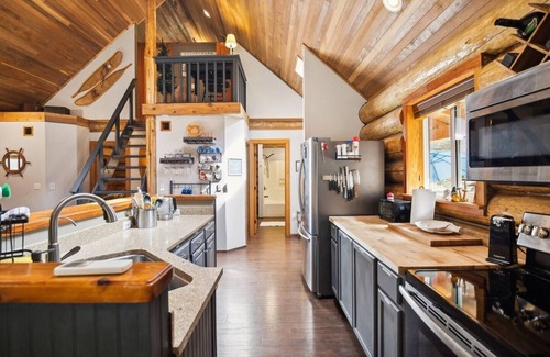 Hoodsport Cabin | Private 10-Acre Retreat with Hot Tub & Lake Access Awaits
