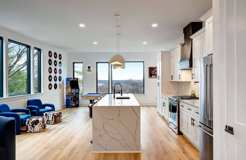 Hurwood Heights House | Fall rooftop deck, hot tub, game zone near Geodis Park