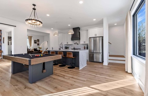 Hurwood Heights House | Fall rooftop hot tubs, game rooms, chef’s kitchens near Geodis Park