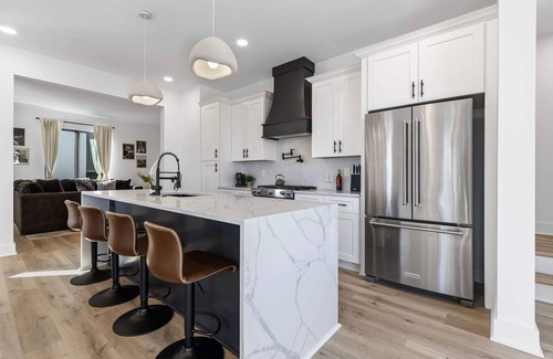 Hurwood Heights House | Fall rooftop hot tubs, game rooms, chef’s kitchens near Geodis Park