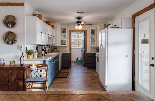 Granbury Cottage | Tranquil Lakefront Home with King Bed & Dock Access