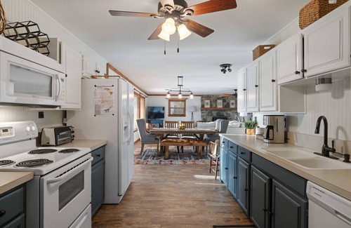 Granbury Cottage | Tranquil Lakefront Home with King Bed & Dock Access