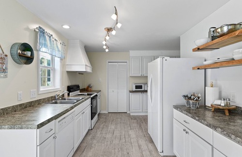 Milton House | Relax and Unwind: Pet-Friendly Retreat with Spa & Pool