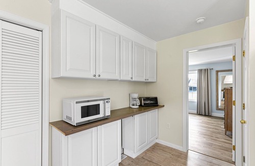 Milton House | Relax and Unwind: Pet-Friendly Retreat with Spa & Pool
