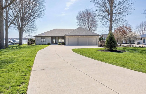 Russells Point House | Executive Home with Lake View, Spa & Hot Tub - Book Now!