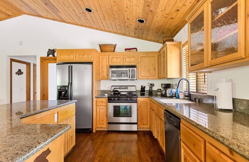Castle Glen Estates Cabin | Fallen Leaf Hideaway: Family-Friendly Fun & Games Await