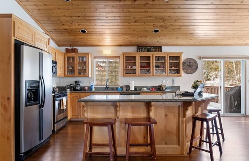Castle Glen Estates Cabin | Fallen Leaf Hideaway: Family-Friendly Fun & Games Await