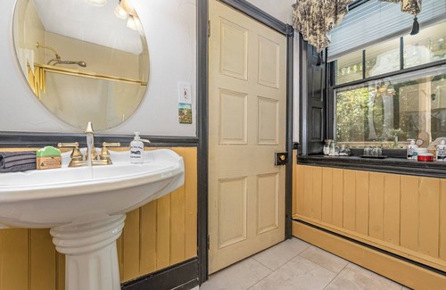 Carlisle Bed & Breakfast | Inviting Fallen Tree Farm Bed & Breakfast with Spa Amenities