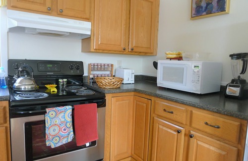 Ellsworth House | Sunny 3 BR House with Pool & Spa - Rated 10/10 by Guests