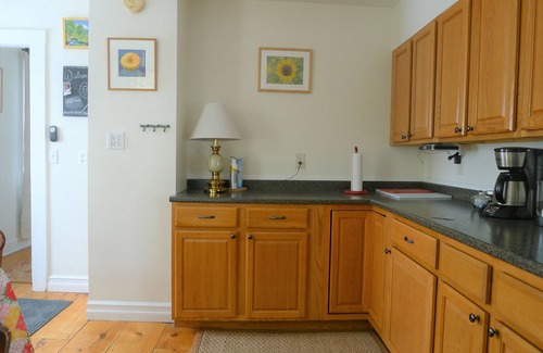 Ellsworth House | Sunny 3 BR House with Pool & Spa - Rated 10/10 by Guests