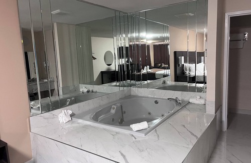 Fallsview Hotel | Budget-Friendly Falls Lodge and Suites with Family Amenities