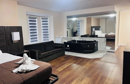 Fallsview Hotel | Budget-Friendly Falls Lodge and Suites with Family Amenities