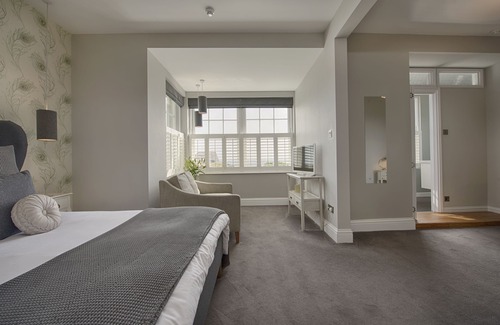 Maenporth House | Unwind at Falmouth Bay: 4-Star Retreat with Spa & Dining
